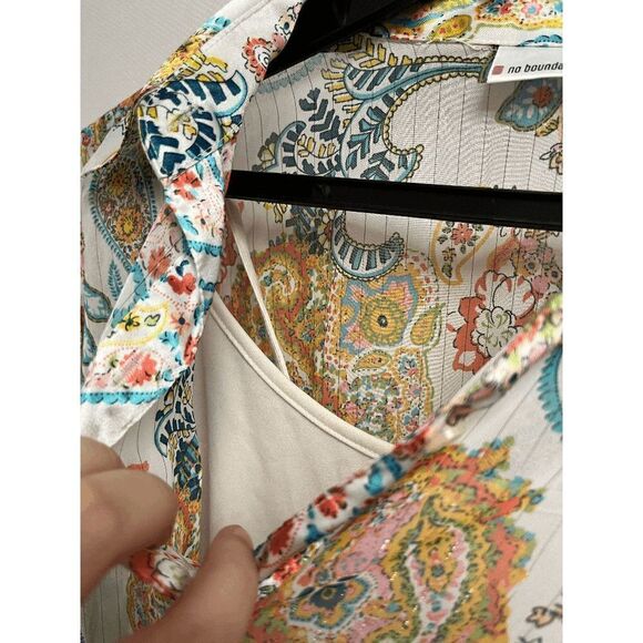 No Boundaries Womens Long Sleeve Collared Button up Shirt White Paisley S 3/5 - Picture 3 of 5